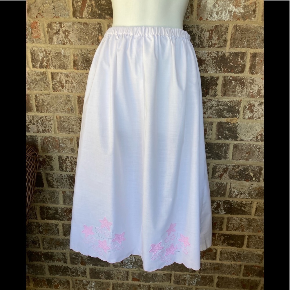 Handmade! vintage!! White and pink detail skirt size Medium